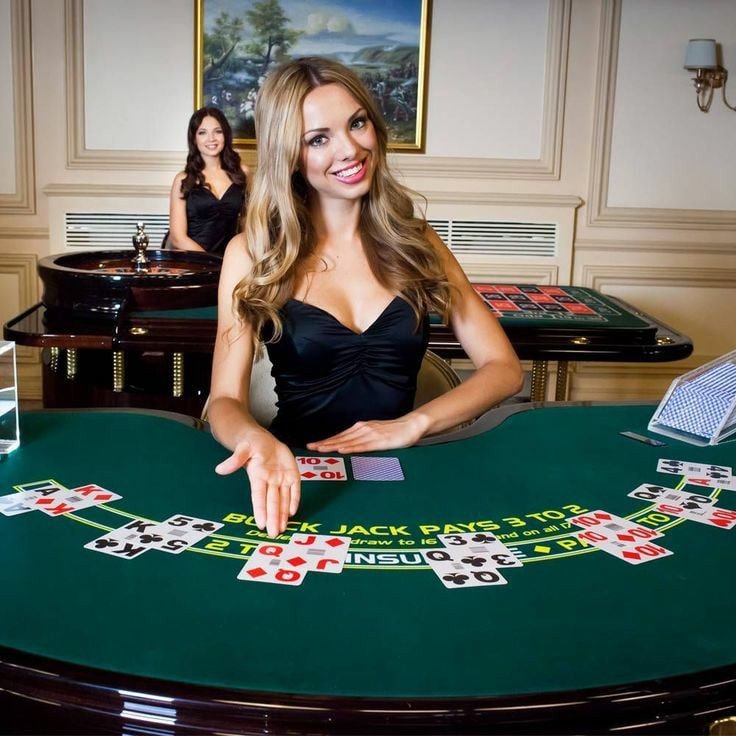 Meja Shio live dealer dengan kartu dan chip